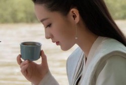 李沁最新资源爆料图片,时尚穿搭尽显优雅魅力